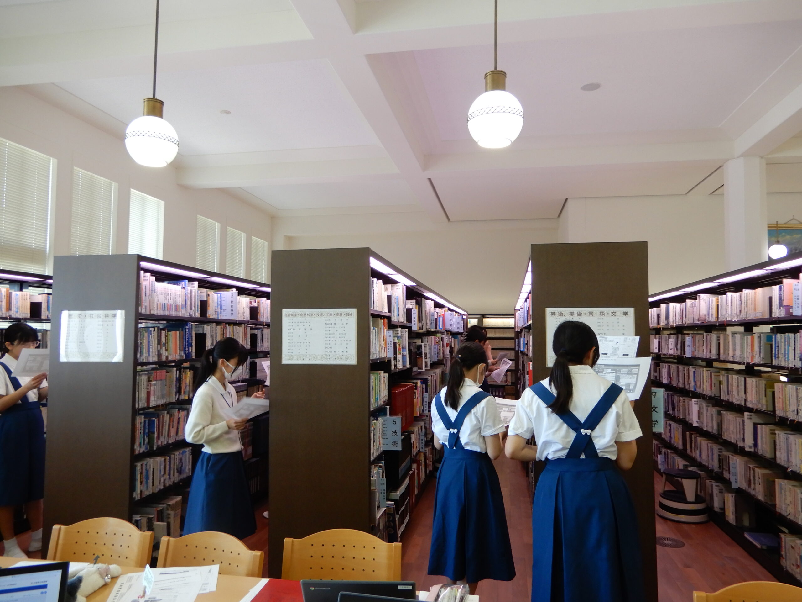 中2 図書館での授業 / School Life / 神戸海星女子学院中学校・高等学校