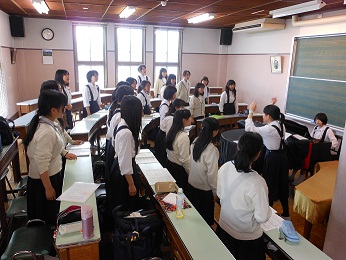 12gakuinnsaimae ko-rasu.JPG